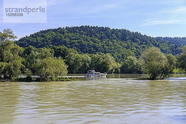 Mündung der Isar  Isarmündung bei Hochwasser  hinter der Donau mit Boot  bei Deggendorf  Niederbayern  Bayern  Deutschland  Europa