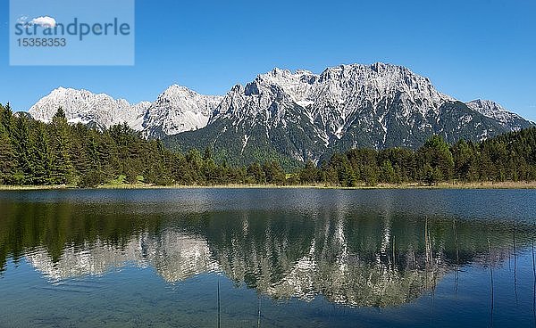 Westliche Karwendelspitze gespiegelt im Luttensee  Karwendelgebirge  Mittenwald  Oberbayern  Bayern  Deutschland  Europa