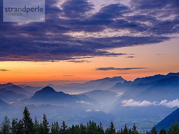 Blaue Bergsilhouetten bei Sonnenaufgang  Blick über Osterhorngruppe  Dachstein und Tennengebirge  Golling  Salzburger Land  Österreich  Europa