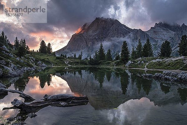 Abendstimmung am Lago de Limides und Lagazuoi  mit Wasserspiegelung  Dolomiten  Alpen  Südtirol  Italien  Europa