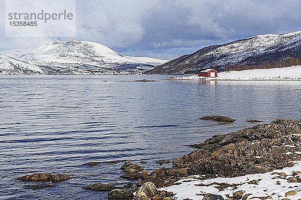 Stønnesbotn Fjord im Winter  schneebedeckte Berge im Hintergrund  Insel Senja  Troms  Norwegen  Europa
