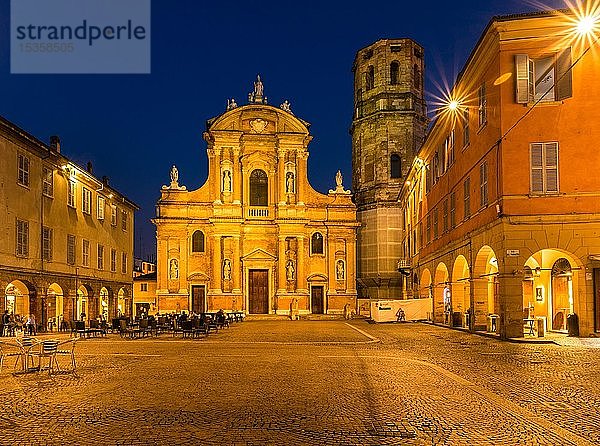 Piazza und Kirche von San Prospero bei Nacht  Reggio Emilia  Emilia-Romagna  Italien  Europa