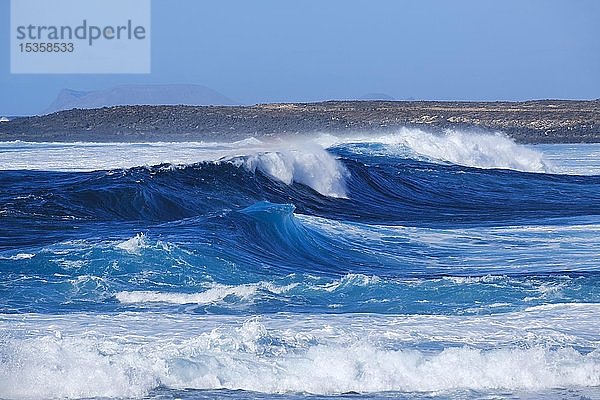 Surfwellen  in der Nähe von La Santa bei Tinajo  Lanzarote  Kanarische Inseln  Spanien  Europa