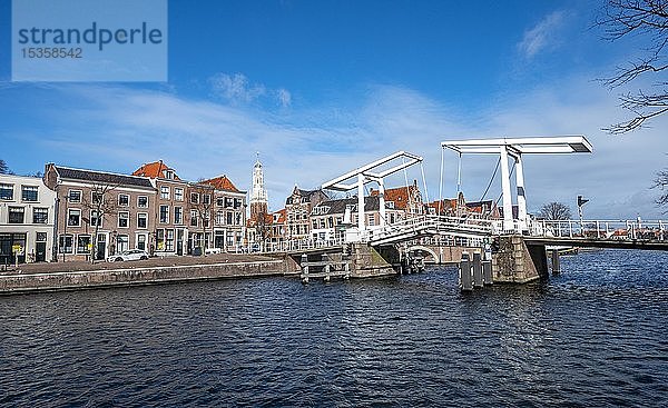 Zugbrücke Gravestenenbrug über den Fluss Binnen Spaarne  historische Häuser  Haarlem  Provinz Nordholland  Holland