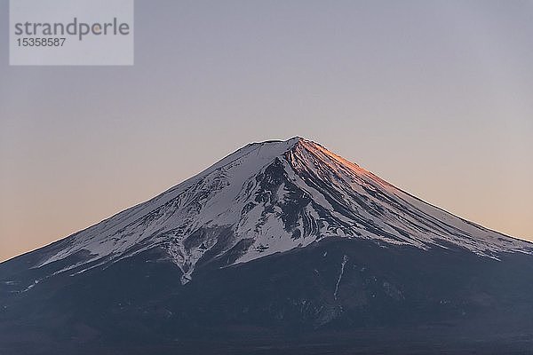 Sonnenuntergang  Blick auf den Gipfel des Vulkans Mt. Fuji  Präfektur Yamanashi  Japan  Asien