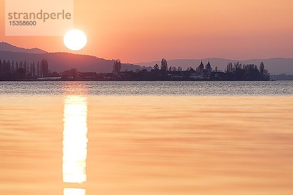 Sonnenuntergang mit Blick auf die Insel Reichenau  Bodensee  Baden-Württemberg  Deutschland  Europa