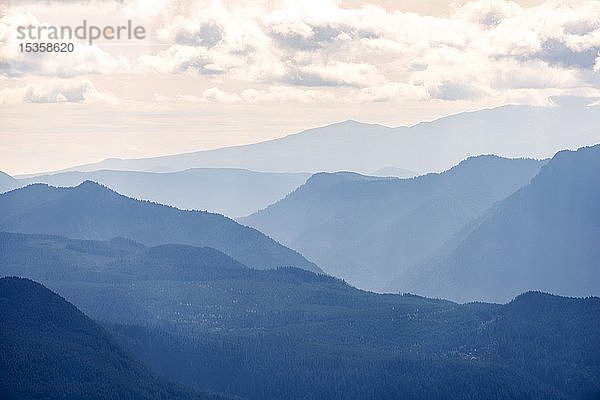 Berglandschaft  Bergsilhouetten  Mount Rainier National Park  Washington  USA  Nordamerika