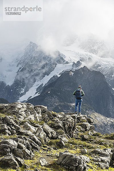 Wanderin mit Blick auf Mt. Shuksan mit Schnee und Gletscher  bewölkter Himmel  Mt. Baker-Snoqualmie National Forest  Washington  USA  Nordamerika