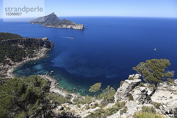 Blick auf die Dracheninsel Sa Dragonera und die Küste bei Sant Elm  Mallorca  Balearische Inseln  Spanien  Europa