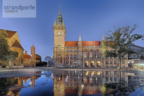 Abendstimmung  Rathaus mit Wasserspiegelung  Braunschweig  Niedersachsen  Deutschland  Europa