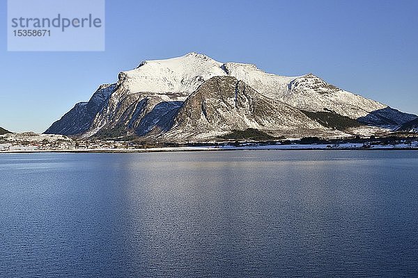 Gebirgsmassiv an der Kaltwasserküste  bei Ørnes  Nordland  Norwegen  Europa