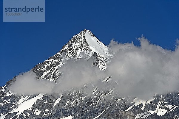 Weisshorngipfel mit Schnee und Wolken  Walliser Alpen  Wallis  Schweiz  Europa