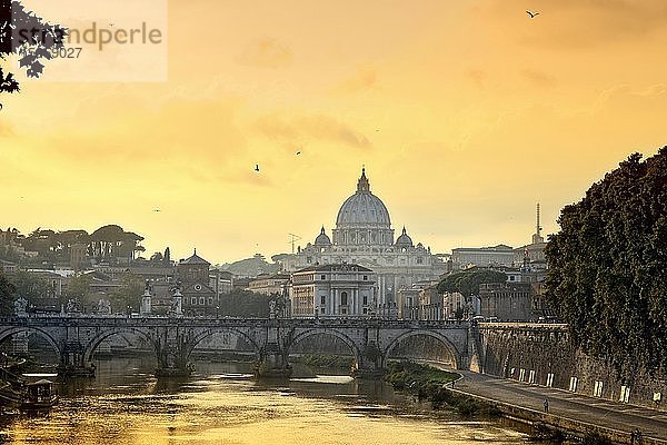 Abendstimmung  Ponte Sant'Angelo über dem Tiber mit Petersdom  Rom  Latium  Italien  Europa