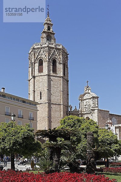 Placa de la Reina mit Kathedrale von Valencia mit Kirchturm Micalet  Valencia  Spanien  Europa