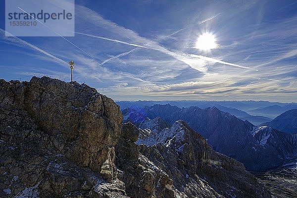 Gipfel mit Gipfelkreuz  Zugspitze mit Alpenpanorama  Garmisch-Partenkirchen  Werdenfelser Land  Oberbayern  Bayern  Deutschland  Europa