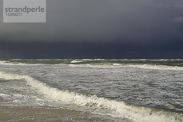 Wellen am Sandstrand vor einer Regenfront über der Nordsee  Sylt  Nordfriesische Inseln  Nordfriesland  Schleswig-Holstein  Deutschland  Europa
