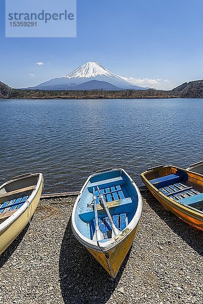 Ruderboote am Ufer  Blick über den See auf den Vulkan Mt. Fuji  Motosu See  Präfektur Yamanashi  Japan  Asien