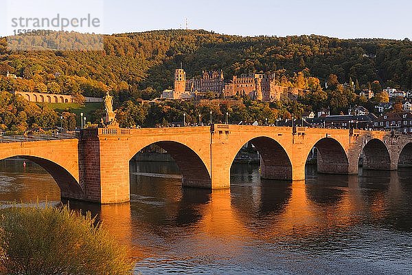 Heidelberger Schloss mit Karl-Theodor-Brücke im Abendlicht  Heidelberg  Baden-Württemberg  Deutschland  Europa
