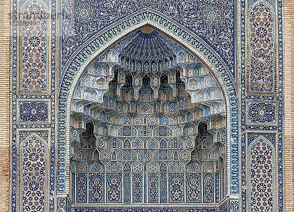 Dekorative Muqarnas des Iwan-Eingangs von Gur-e-Amir  Guri Amir  Mausoleum  Samarkand  Usbekistan  Asien