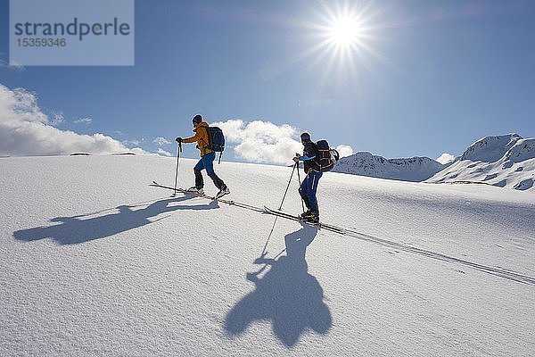 Zwei Skitourengeher  Skitour auf Pilan  Austvågøy  Lofoten  Norwegen  Europa