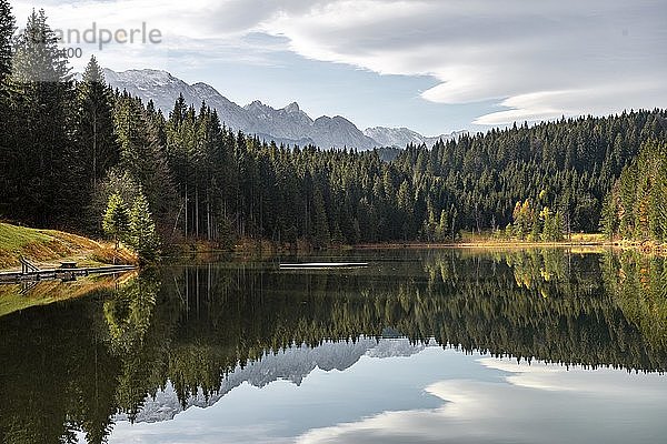 Berge und Wald spiegeln sich in dem ruhigen See  Grubsee bei Krün  Karwendel  Oberbayern  Bayern  Deutschland  Europa