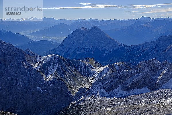 Alpenpanorama  Blick von der Zugspitze  über den Schneeferner zum Gatterl  hinter der Hohen Munde  Garmisch-Partenkirchen  Werdenfelser Land  Oberbayern  Bayern  Deutschland  Europa