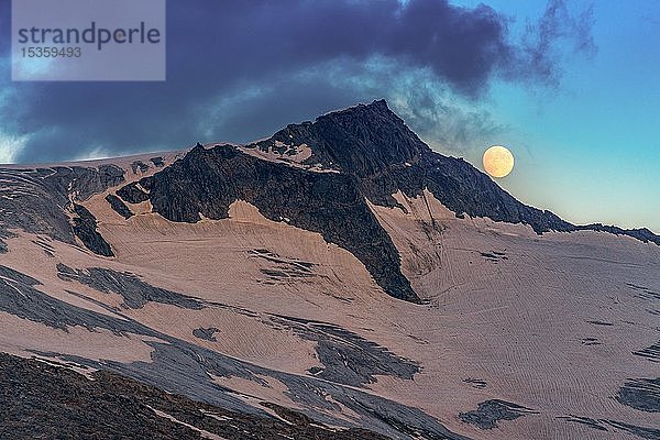 Vollmond über dem Schwarzenstein mit Schneeresten  Zemmgrund  Zillertal  Tirol  Österreich  Europa