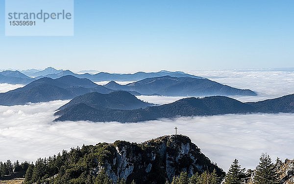 Blick vom Gipfel des Breitensteins zum Gipfel des Bocksteins  Hochnebel über dem Tal  Fischbachau  Bayern  Deutschland  Europa