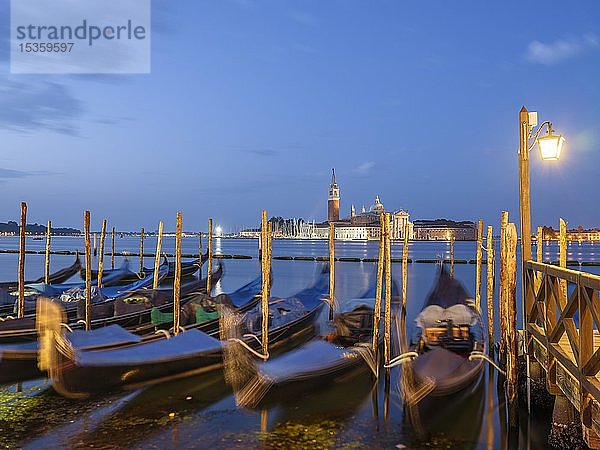 Blick auf die Kirche von San Giorgio Maggiore  im Vordergrund blaue Gondeln  Isola di San Giorgio Maggiore  Venedig  Venetien  Italien  Europa