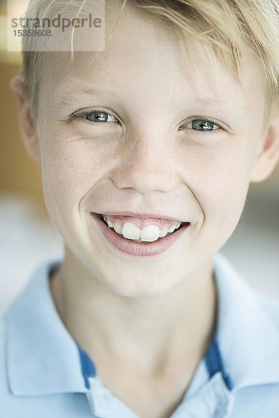 Junge  10 Jahre  blond  schaut in die Kamera  lächelt  Deutschland  Europa