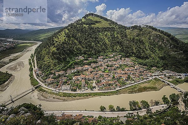 Blick auf eine Hügellandschaft mit dem Stadtteil Gorica am Fluss Osum  Berat  Albanien  Europa