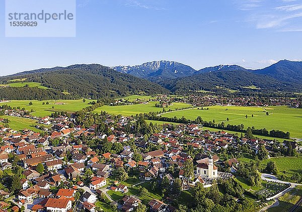 Der Ort Bichl mit Benediktenwand  Tölzer Land  Luftbild  Voralpenland  Oberbayern  Bayern  Deutschland  Europa