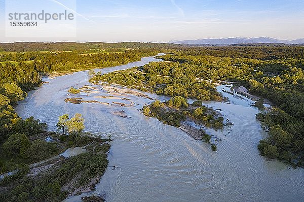 Isar bei Hochwasser  Naturschutzgebiet Isarauen  Geretsried  Drohnenaufnahme  Oberbayern  Bayern  Deutschland  Europa