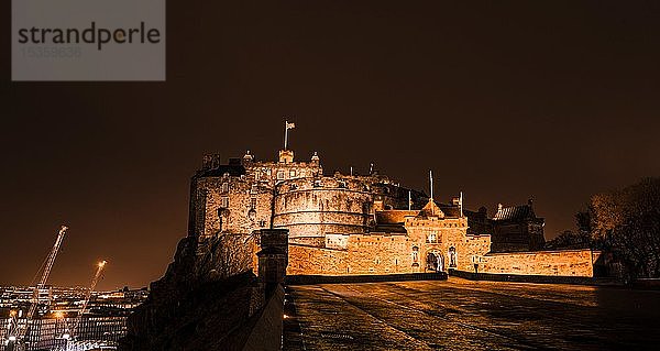 Beleuchtetes Schloss bei Nacht  Edinburgh Castle  Historische Altstadt  Edinburgh  Schottland  Großbritannien