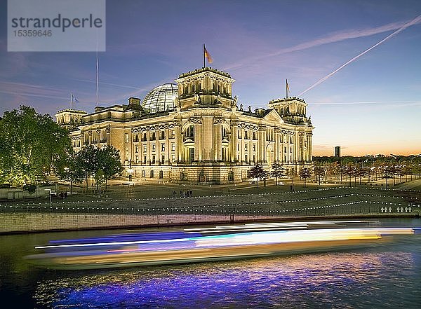 Beleuchteter Reichstag  Dämmerung  Berlin  Deutschland  Europa