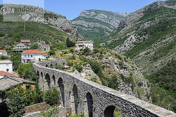 Aquädukt in der historischen Siedlung  Stari Bar  Montenegro  Europa