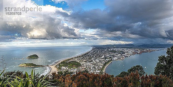 Panoramablick auf den Bezirk Mount Manganui und den Hafen von Tauranga  Blick vom Mount Maunganui  Bay of Plenty  Nordinsel  Neuseeland  Ozeanien