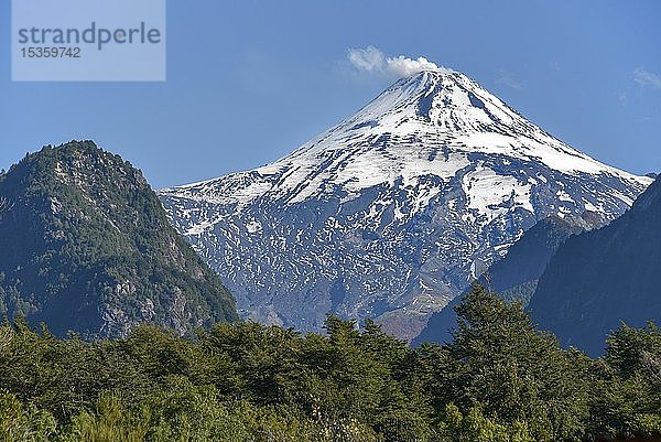 Rauchender und schneebedeckter Vulkan Villarrica  Pucon  Región de la Araucanía  Südchile  Chile  Südamerika