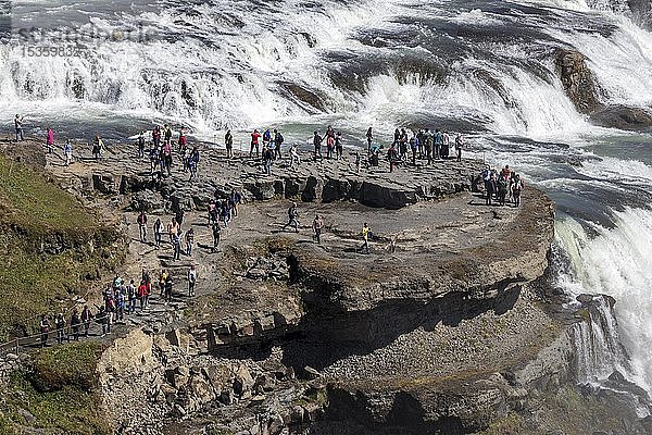 Viele Touristen  Gullfoss-Wasserfall  Hvítá-Fluss  Haukadalur  Golden Circle  Südisland  Island  Europa