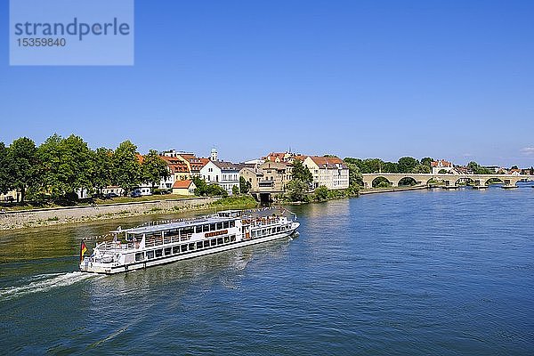 Ausflugsschiff auf der Donau  Oberer Wöhrd und Steinerne Brücke  Regensburg  Oberpfalz  Bayern  Deutschland  Europa