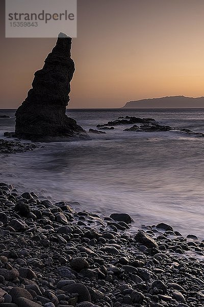 Strand Playa de Caleta mit markanten Felsen und Steinen bei Sonnenaufgang  Playa de Caleta  La Gomera  Kanarische Inseln  Spanien  Europa