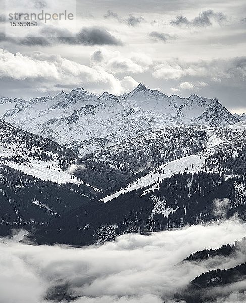 Blick auf schneebedeckten Alpenhauptkamm mit Großvenediger  Hochnebel im Tal  Hochbrixen  Brixen im Thale  Brixental  Tirol  Österreich  Europa