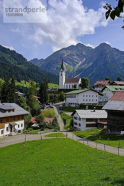 Dorf Hirschegg mit Bergen Elferkopf und Zwölferkopf  Kleinwalsertal  Allgäu  Vorarlberg  Österreich  Europa