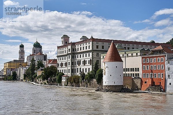 Schaiblingsturm am Innufer mit Altstadt  Passau  Niederbayern  Bayern  Deutschland  Europa