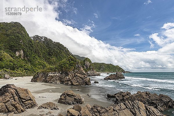 Felsen am Strand  zerklüftete Felsenküste im Paparoa-Nationalpark  Region Westküste  Südinsel  Neuseeland  Ozeanien