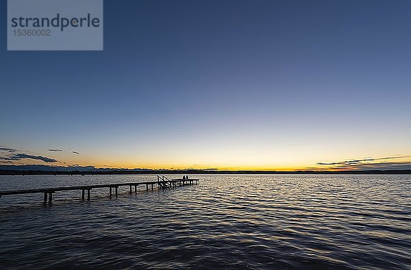 Sonnenuntergang am Starnberger See  Steg bei St. Heinrich  Fünfseenland  Oberbayern  Bayern  Deutschland  Europa