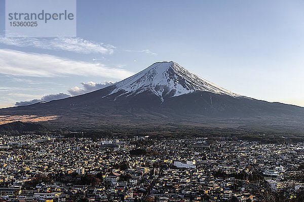 Blick über die Stadt Fujiyoshida und den Vulkan Fuji  Präfektur Yamanashi  Japan  Asien
