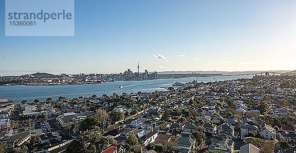 Blick über die Häuser von Devonport auf die Skyline von Auckland mit Sky Tower  vom Takarunga Mount Victoria  Devonport  Auckland  Nordinsel  Neuseeland  Ozeanien