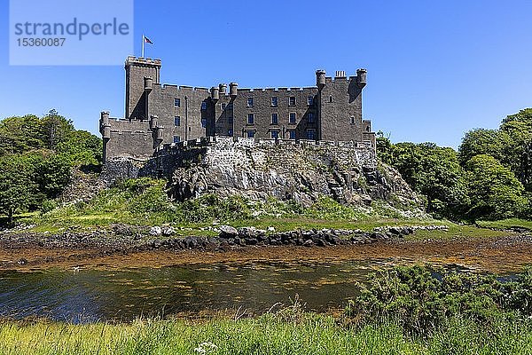 Dunvegan Castle  Sitz des schottischen Clans der McLeods  Dunvegan  Isle of Skye  Innere Hebriden  Loch Dunvegan  Schottland  Vereinigtes Königreich  Europa