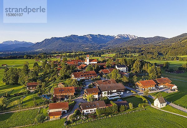 Wackersberg  Brauneck und Benediktenwand im Hintergrund  Isarwinkel  Luftbild  Oberbayern  Bayern  Deutschland  Europa